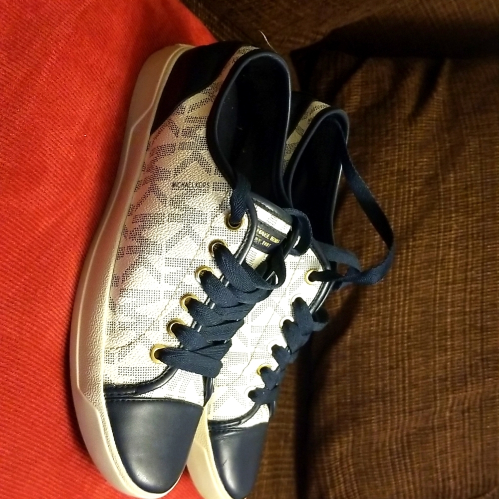 Man's Michel Kors sneakers. Size US 9M/ 39M, Color white and blue